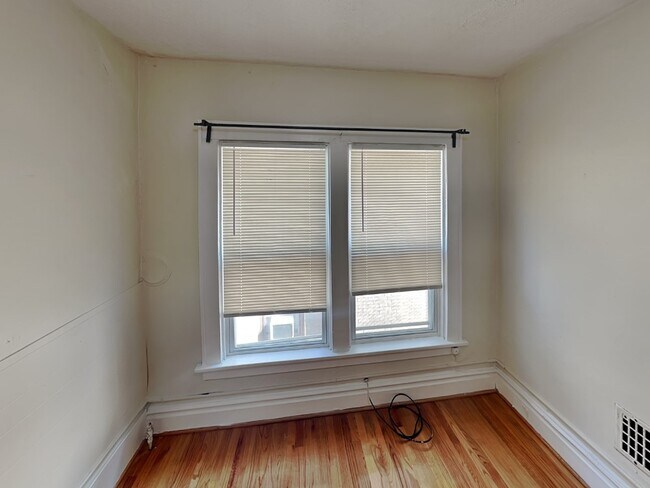 Building Photo - 1712 Summit St