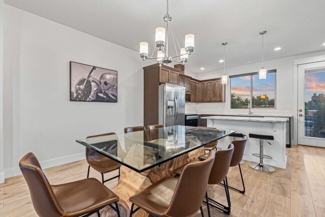 Building Photo - Boise Bench 3bd/2bd Townhome with VIEWS of...