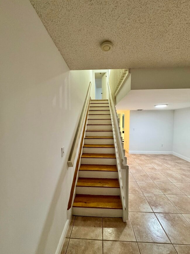 Building Photo - 9189 Fontainebleau Blvd