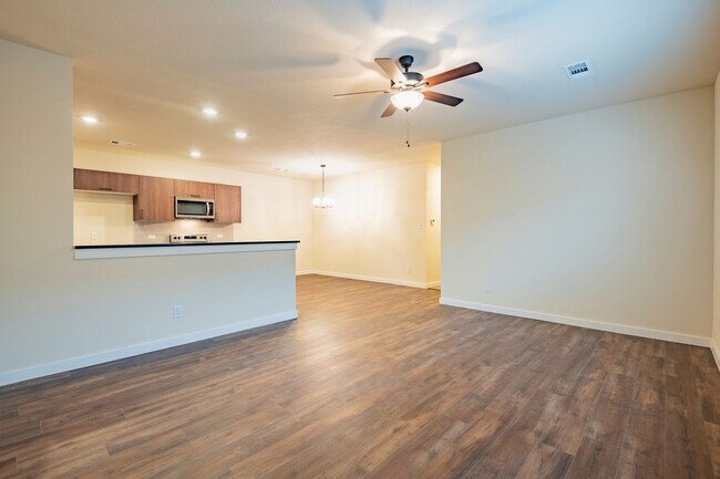 Building Photo - GORGEOUS 3 BEDROOM DUPLEX LOCATED IN MIDLO...