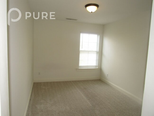 Building Photo - 182 Little John Cir