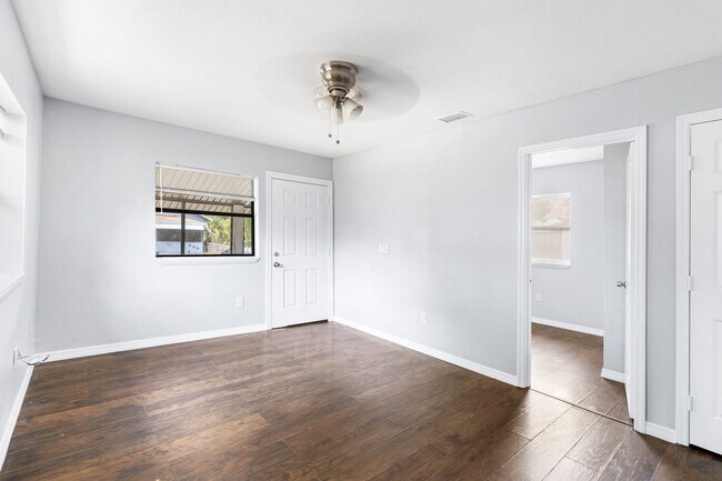 Building Photo - Cute 2 bedroom 1 bathroom Single Family House great location!