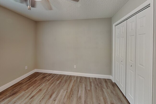 Building Photo - 7961 N Primrose Dr