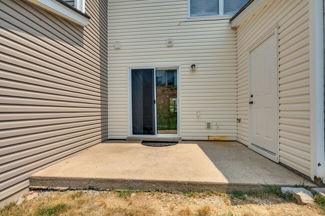 Building Photo - Renovated Townhome in Convenient Nashville...