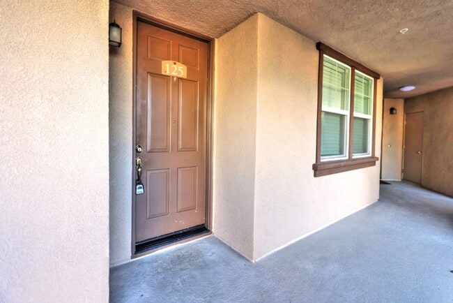 Building Photo - Beautiful Condo in Gated Community for Rent!