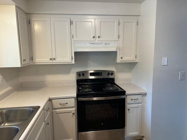 Building Photo - Updated 2 bedroom 2 bath duplex with garage!