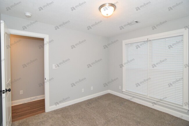 Building Photo - Like new 3 bed/3 bath single-family home f...