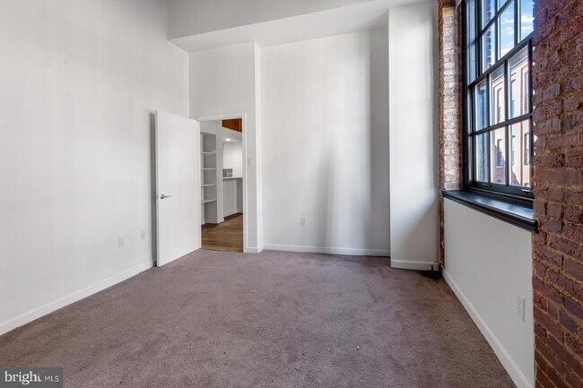 Building Photo - 303 Vine St