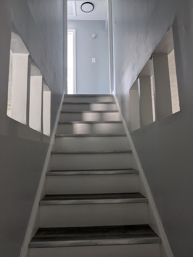 Building Photo - Spacious 5BR 2BA SFR w/ In-Unit W/D • Off Street Parking in Euclid