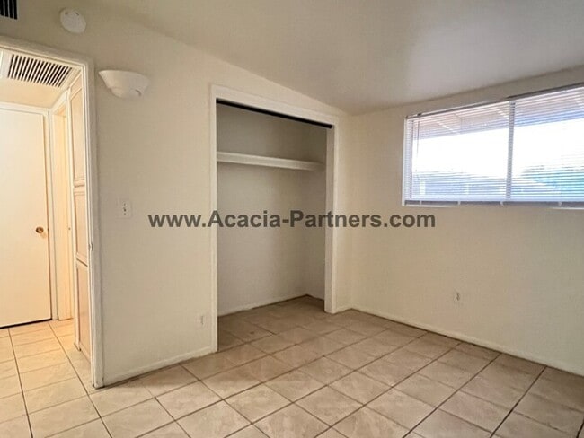 Building Photo - Two Bedroom/One Bath
