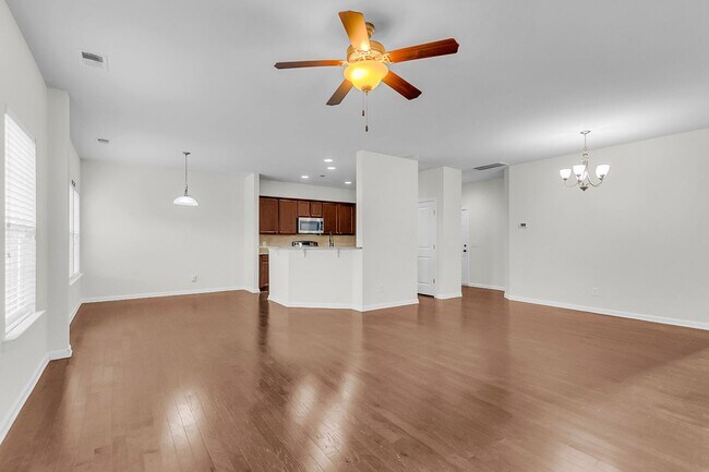 Building Photo - Spacious Summerville Home Near Historic Downtown
