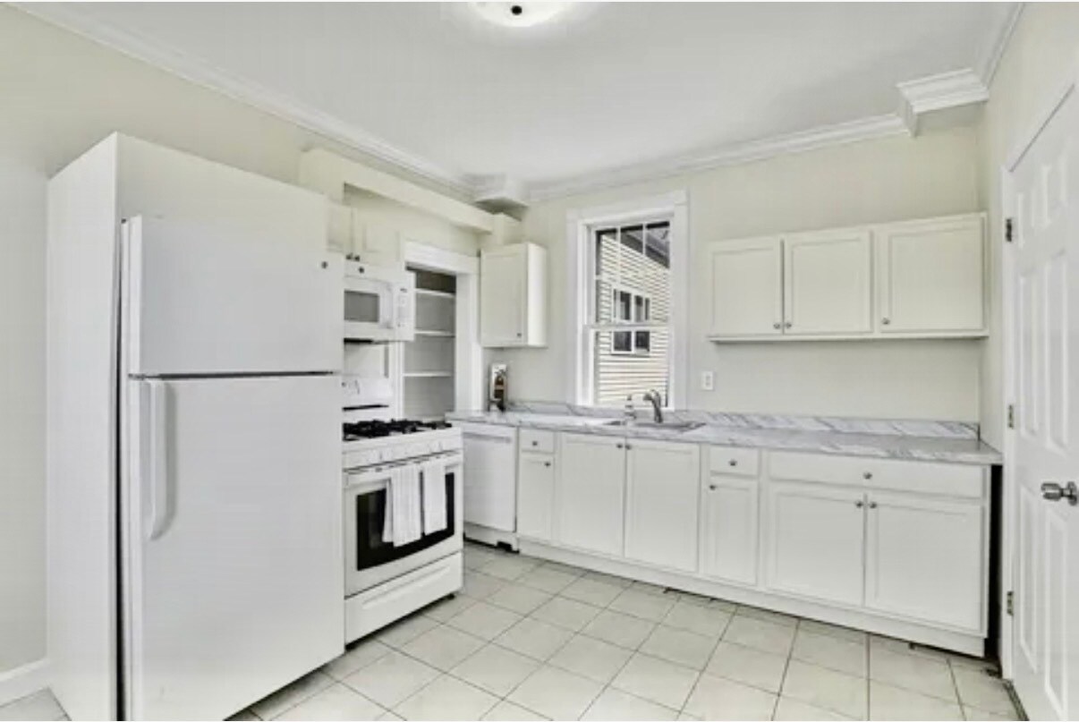 Building Photo - 163 Coleridge St