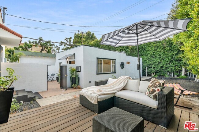 Building Photo - 653 N W Knoll Dr