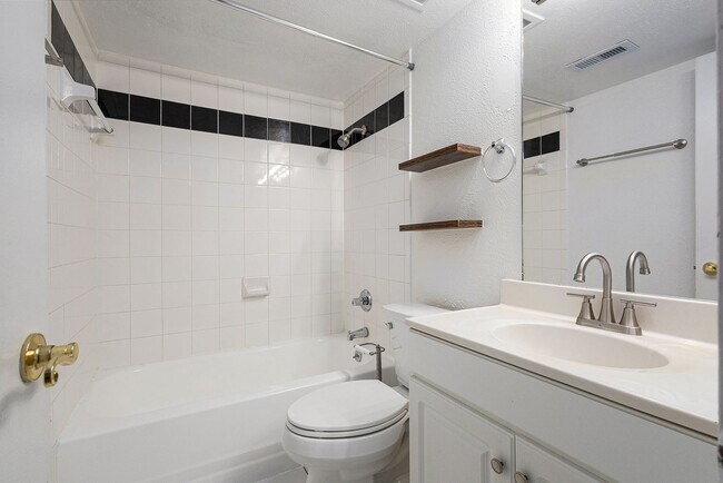 Building Photo - Experience comfortable city living in this...