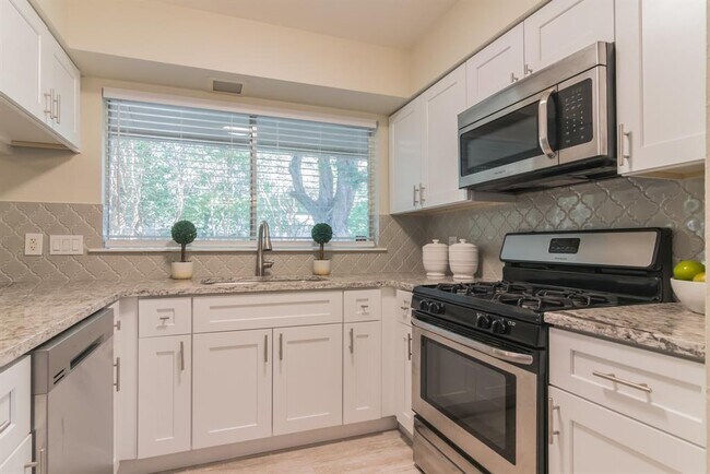 Building Photo - 10102 Missel Thrush Dr