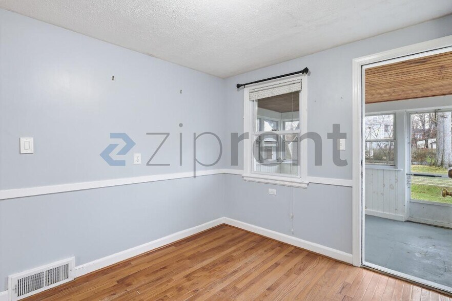 Building Photo - 18 St James St