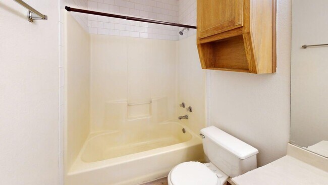 Building Photo - 204 W Truman Ave