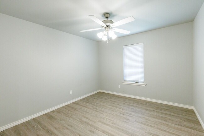 Building Photo - Beautiful Duplex in Shallowater