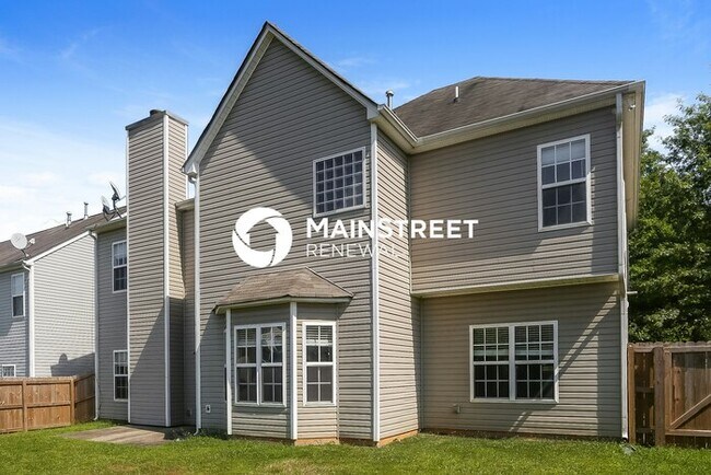 Building Photo - 4 Bedroom Pet-Friendly Home in Charlotte, NC with Main Street Renewal