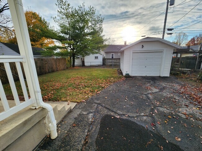 Primary Photo - 2316 Rosemont Blvd