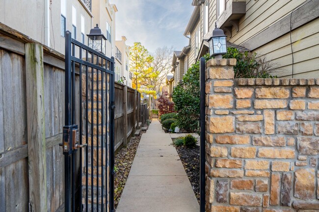 Building Photo - Luxurious townhouse on Cherry St!