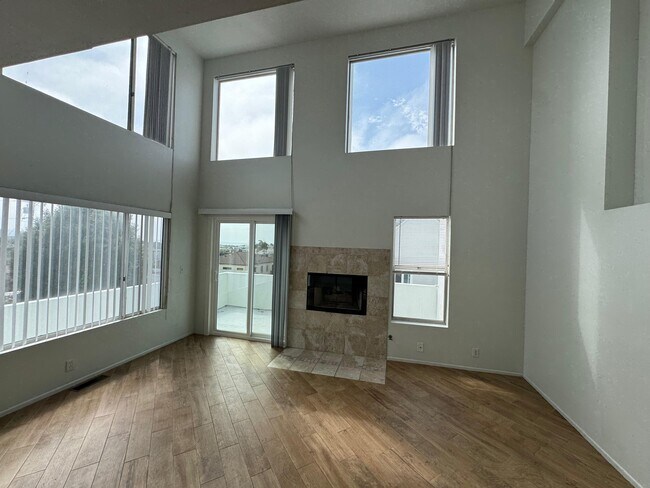 Building Photo - 712 9th St