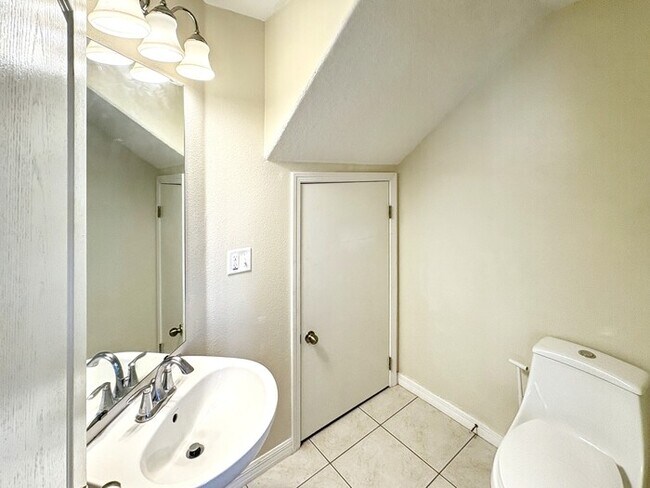 Building Photo - 5406 Fieldstone Dr