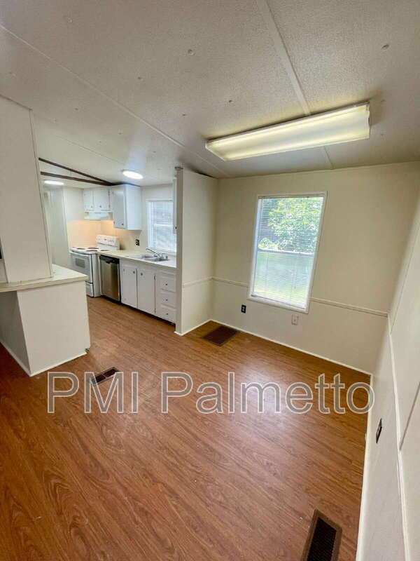 Building Photo - 106 S Witt St