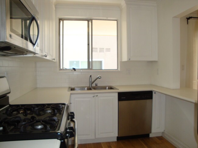 Building Photo - 1538 N Hayworth Ave