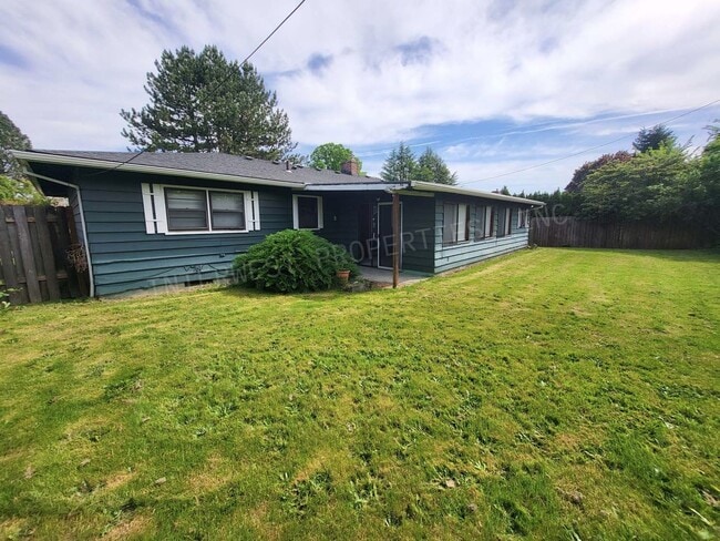 Building Photo - 3 Bd 1.5 ba Ranch Style Home in NE PDX With Washer/Dryer Hook-ups, Fenced Backyard & 2 Car Garage!
