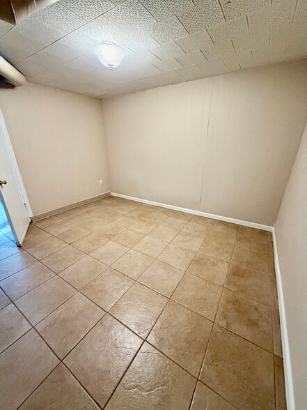 Downstairs bedroom - 701 NE 22nd Ave