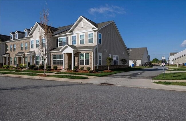 Building Photo - Beautiful 3Bed/2.5Bath Townhome located in...