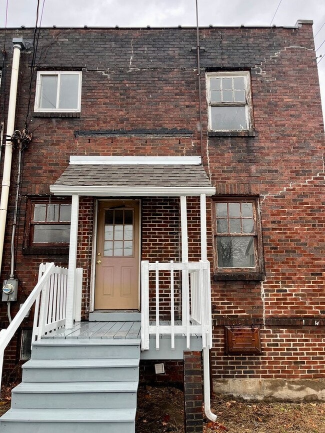 Building Photo - Two Bedroom Townhouse