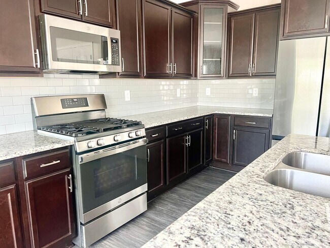 Building Photo - Stunning 4BR 3BA Home in Colfax