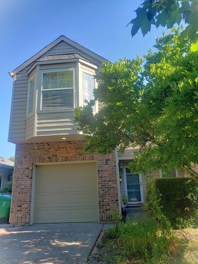 Primary Photo - Wonderful John's Landing Updated Townhouse...