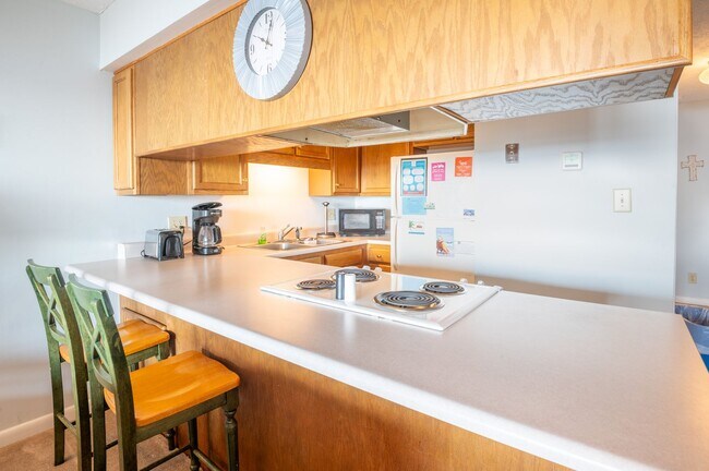 Building Photo - COZY AND QUAINT FURNISHED OFF-SEASON WINTER GETAWAY