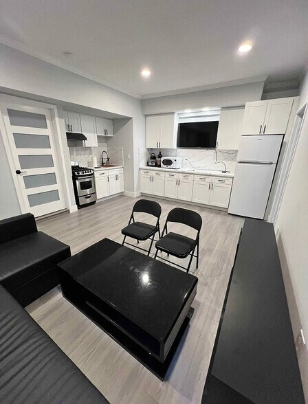 Building Photo - 8852 Bluffdale Dr