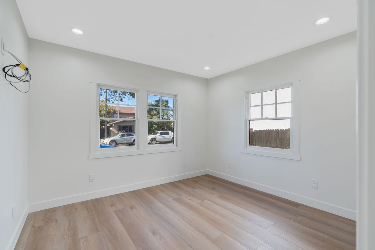 Building Photo - 744 Gladys Ave