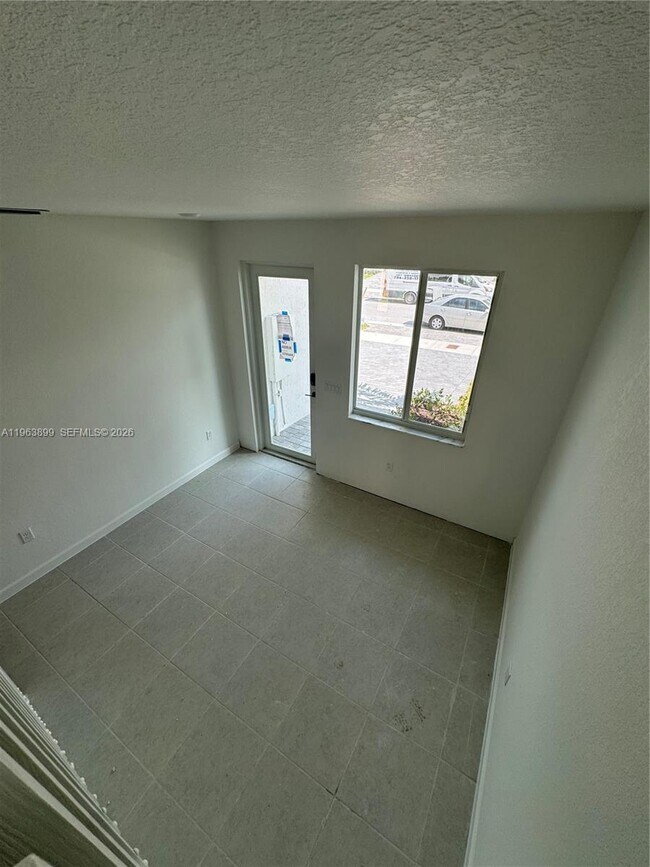 Building Photo - 738 SE 13th Ct