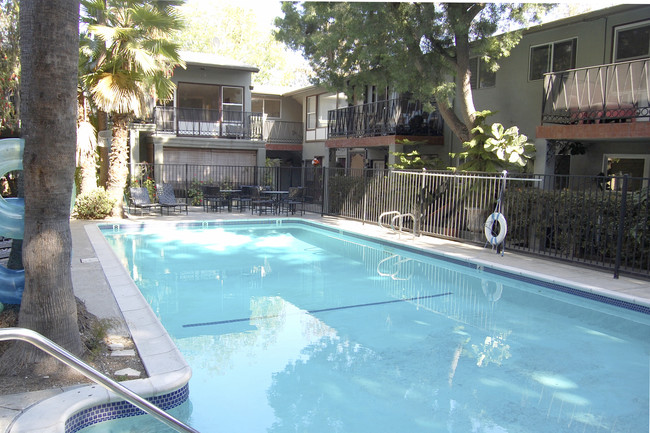 Pool and Gas Barbecues - Hillside Courtyard Apartments