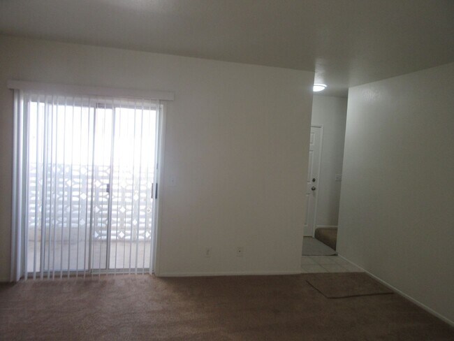 Building Photo - Wonderful townhouse on Glenoaks!