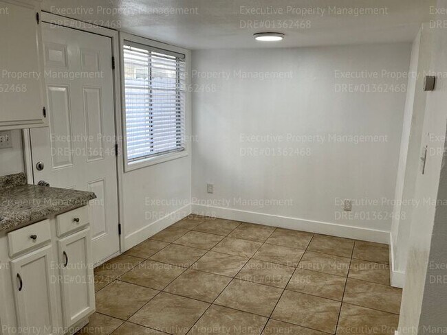 Building Photo - 2-bedroom/ 1.5- bathroom townhome. *Move I...