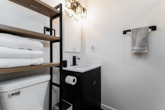 Building Photo - 834 Woodcliff Dr