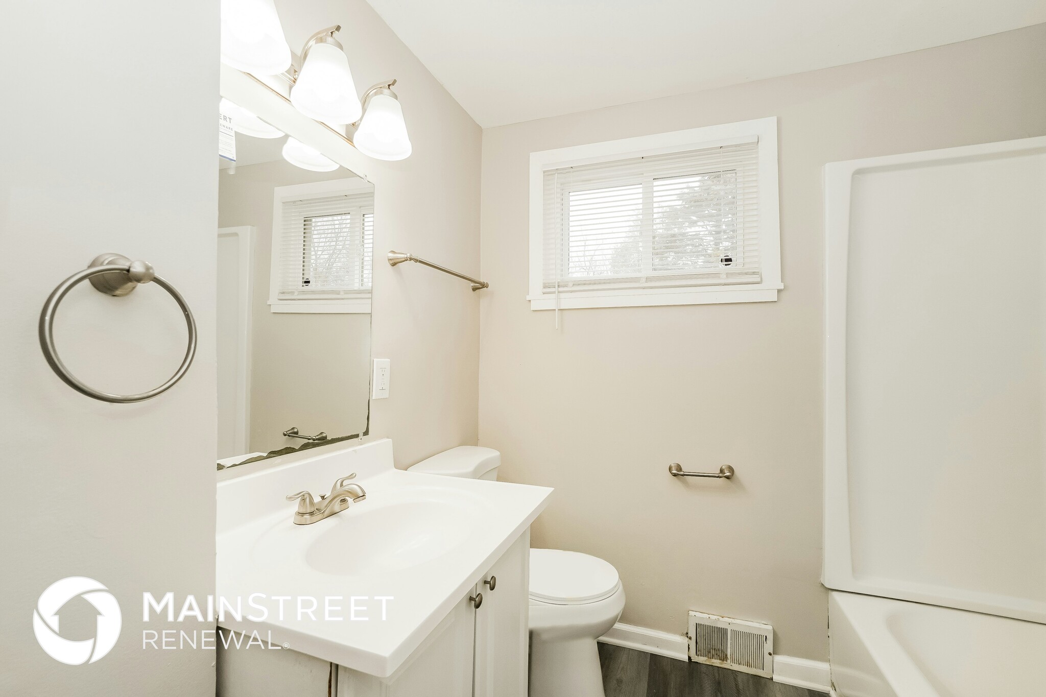 Building Photo - 4728 E Livingston Ave