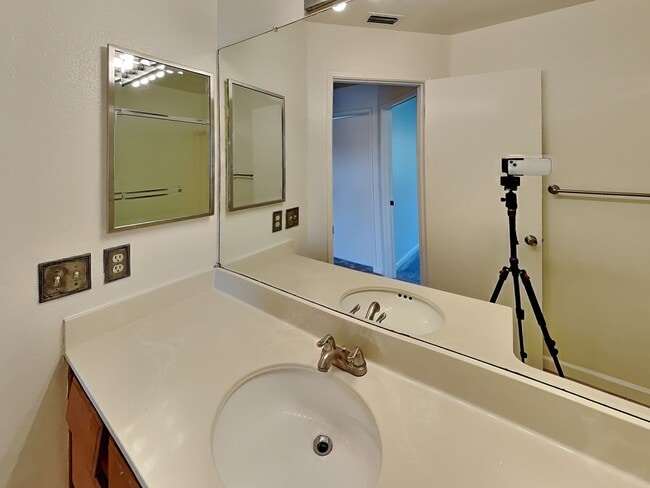 Building Photo - Antioch 3 Bedroom/2.5 Bathroom Home Availa...