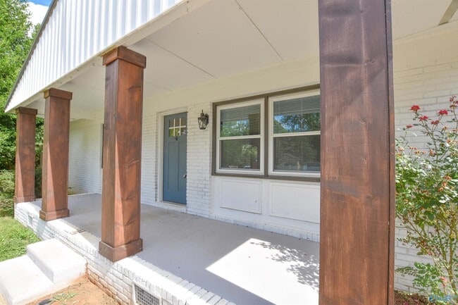 Building Photo - 11021 Strong Dr SE