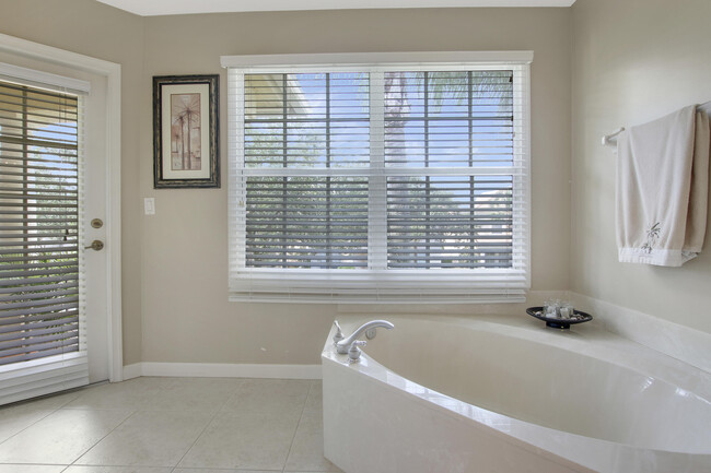Building Photo - 8210 Calterra Dr