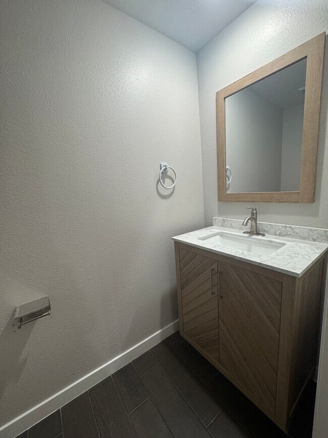 Building Photo - Nice, upgraded Town Home 3br, 3bath, 2cg.