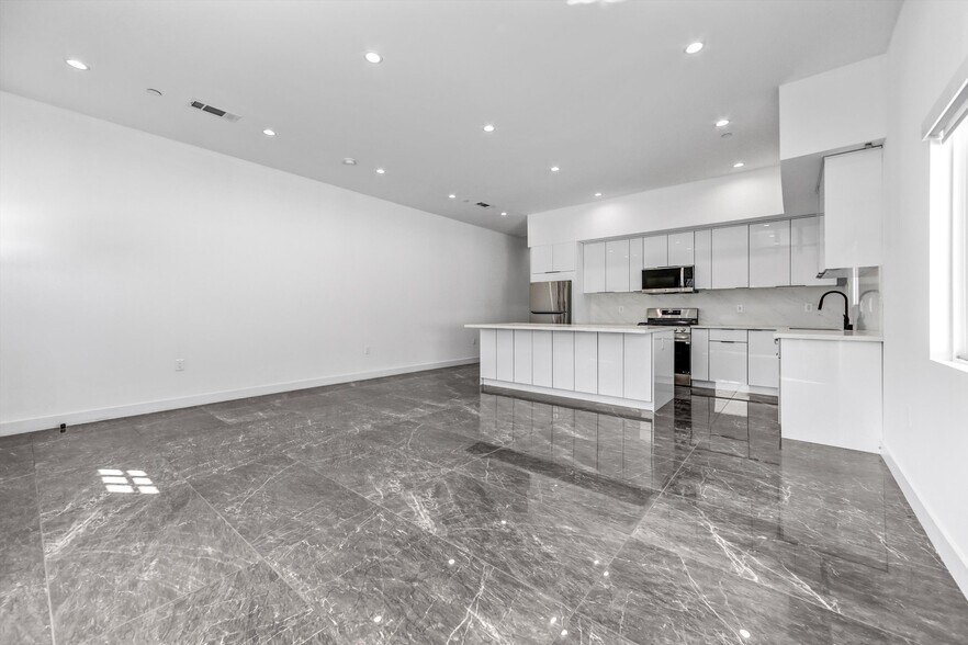 Building Photo - 6827 Ranchito Ave
