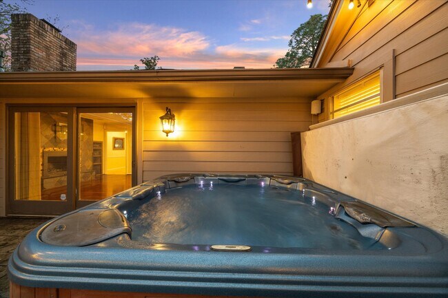 Building Photo - 9222 Bronco Dr